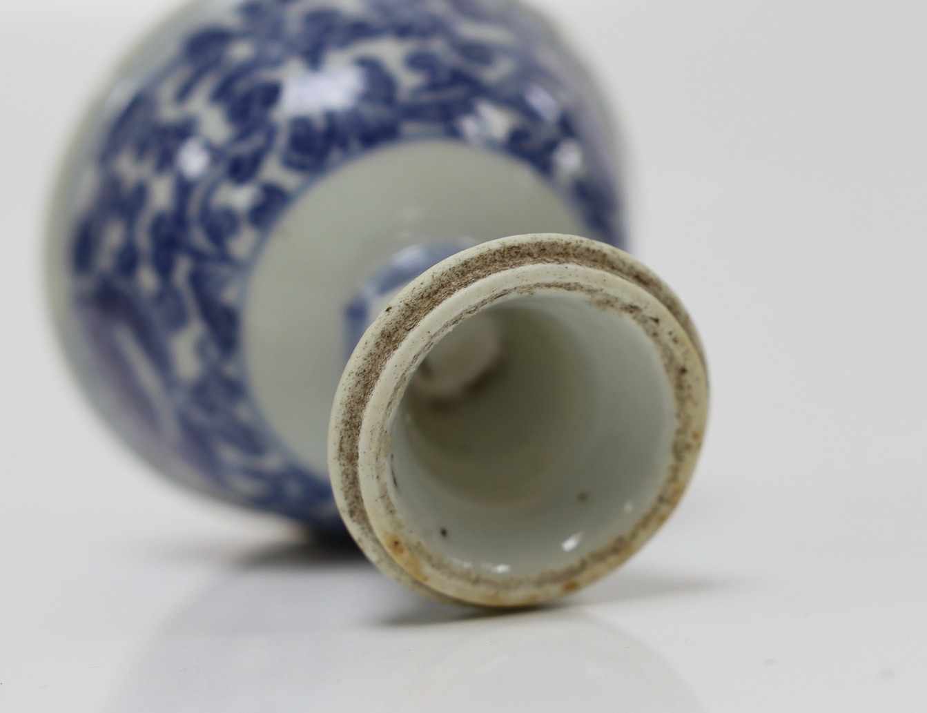 An 18th century Chinese blue and white stem cup, 7.5cms high